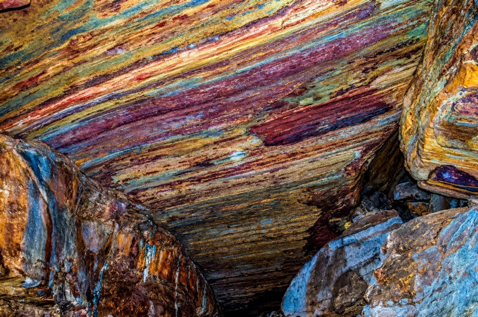 Visitors descending through the rocky cave passages at Nil Diya Pokuna